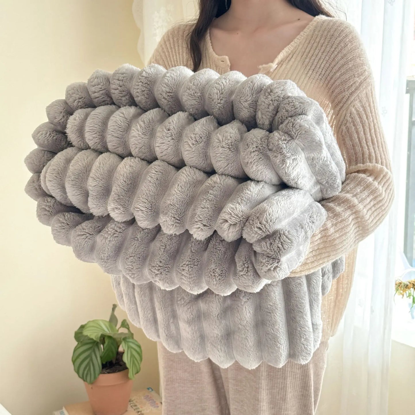 Thickened Material Suitable for Bedroom 1 Piece of Plush Blanket with Wide Terms, Solid Color Multifunctional Flannel Blanket