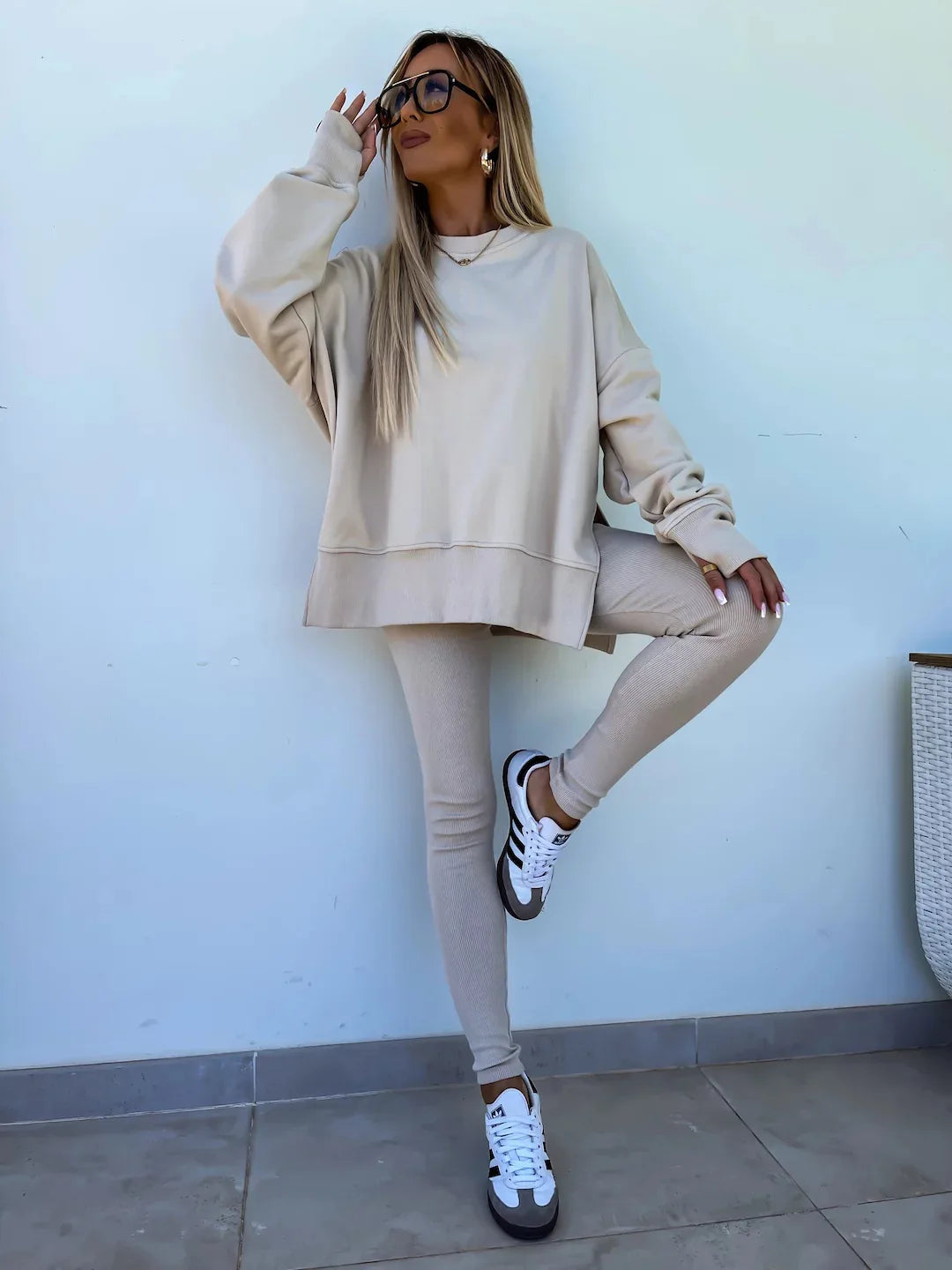 Custom Logo Women's 2-Piece Workout Tracksuit Loose-Fitting Solid Pattern Sweatpants & Short Hoodie with Logo Legging Pants Secondary image