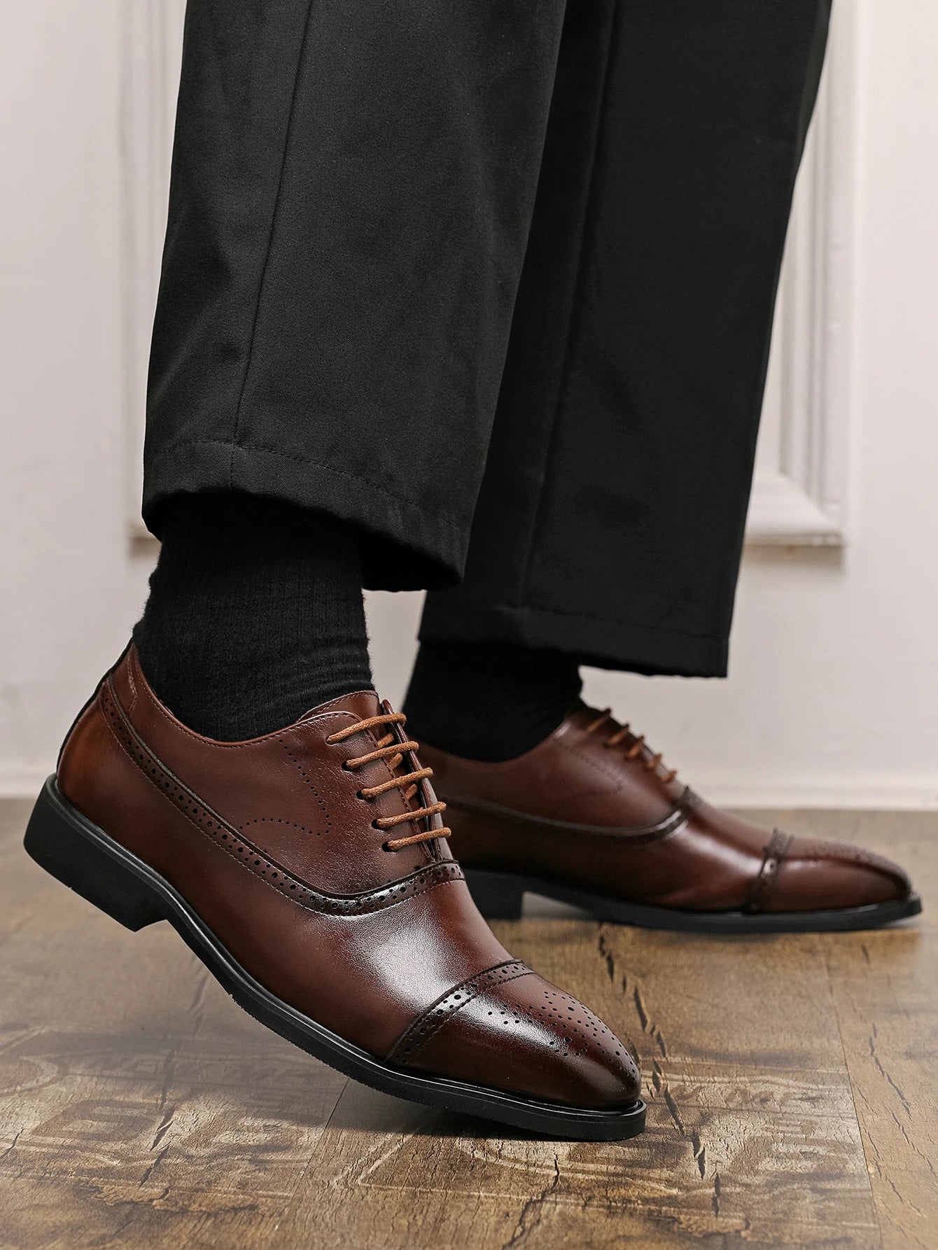 Oxfords Men Shoes Red Sole Fashion Business Casual Party Banquet Daily Retro Carved Lace-up Brogue Dress Shoes