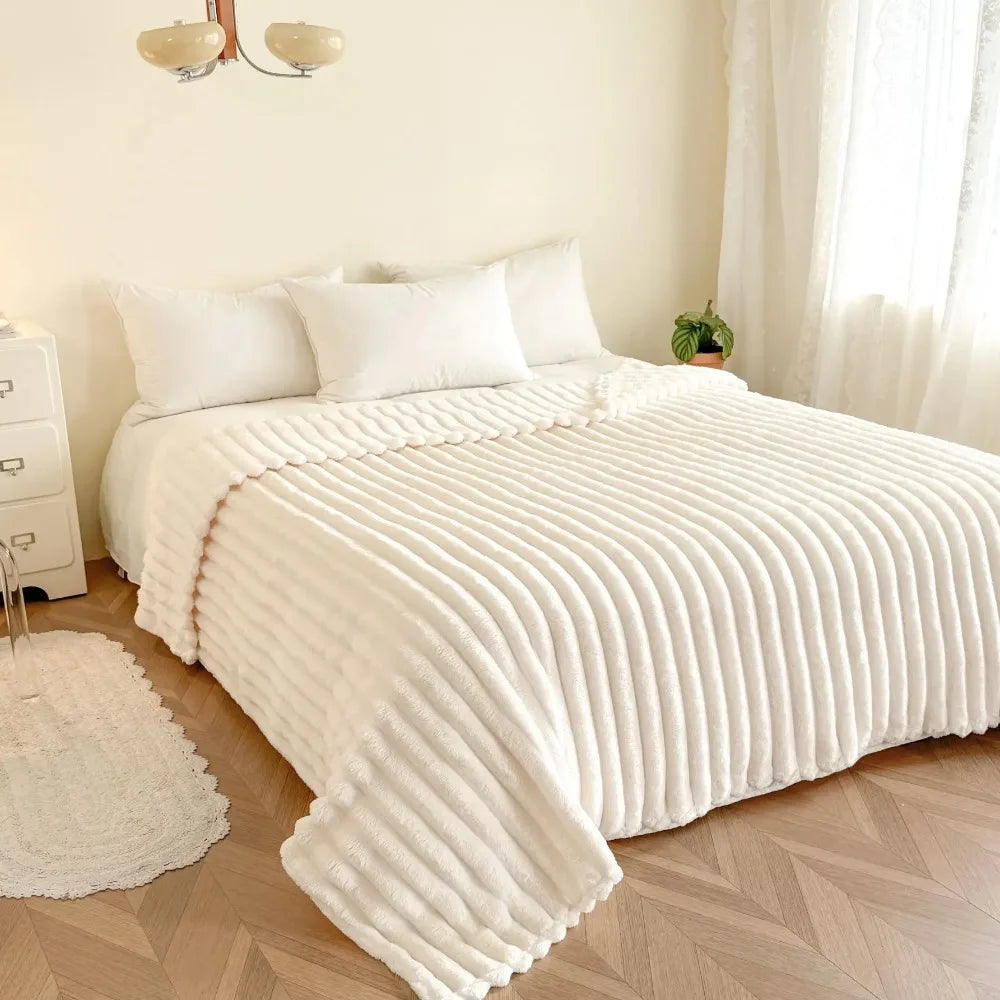 Thickened Material Suitable for Bedroom 1 Piece of Plush Blanket with Wide Terms, Solid Color Multifunctional Flannel Blanket
