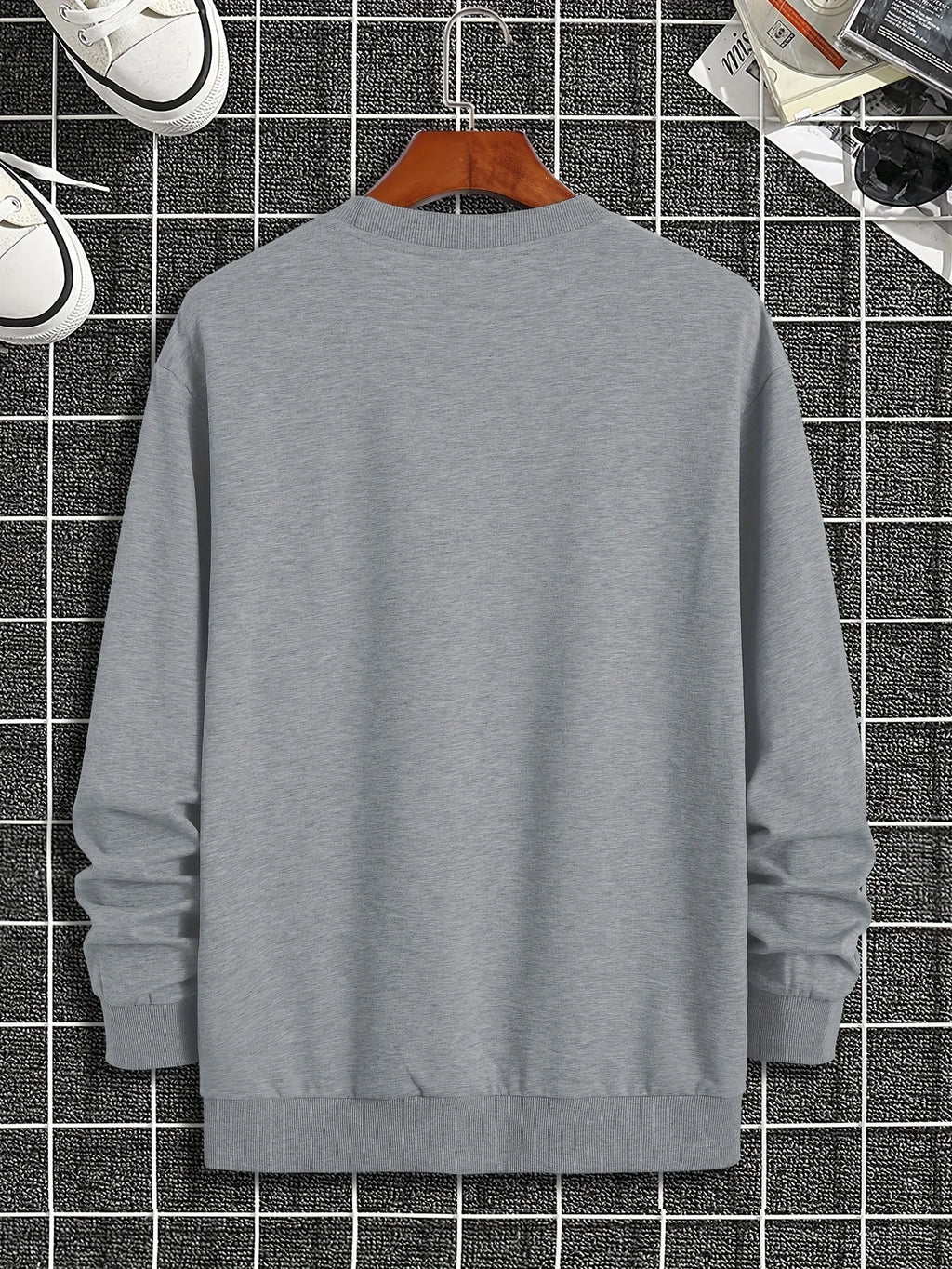 Men's autumn and winter thick velvet warm and fashionable casual loose Paris print round neck long sleeved pullover