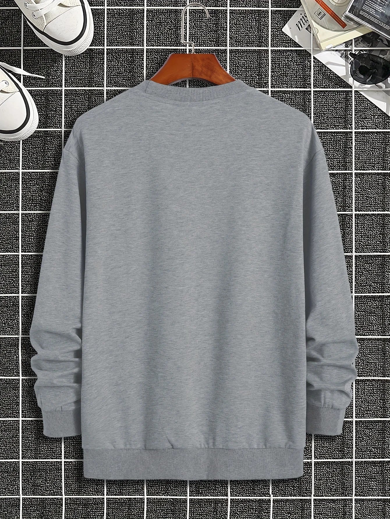 Men's autumn and winter thick velvet warm and fashionable casual loose Paris print round neck long sleeved pullover