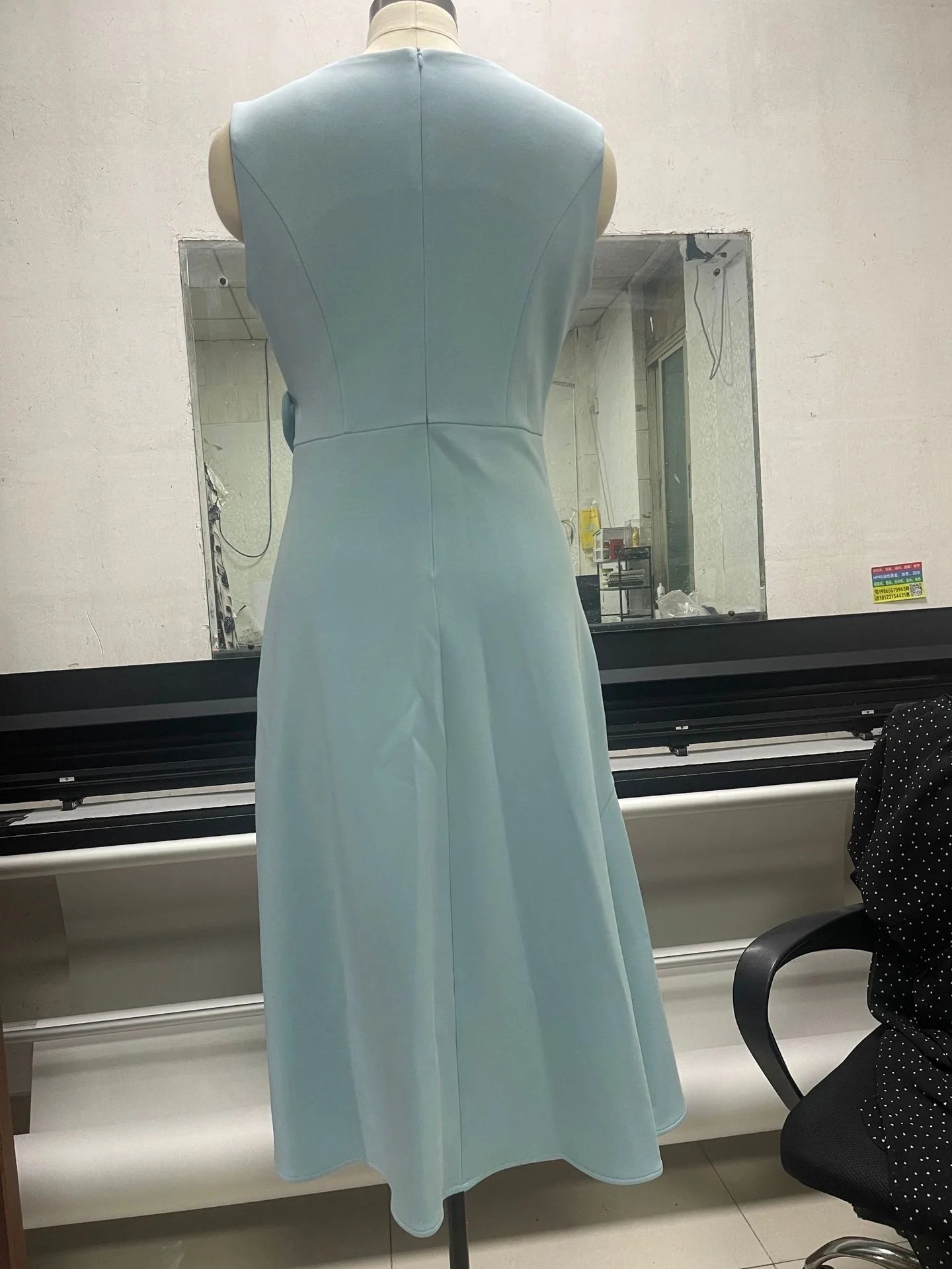 Women Sleeveless Solid Color Round Neck Midi Dress Elegant Slim Fit Formal Party Outfit Fashion 2025 New Arrival