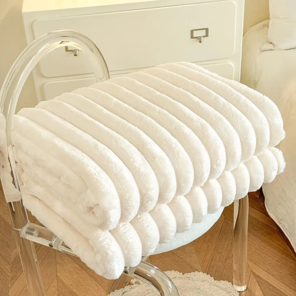Thickened Material Suitable for Bedroom 1 Piece of Plush Blanket with Wide Terms, Solid Color Multifunctional Flannel Blanket