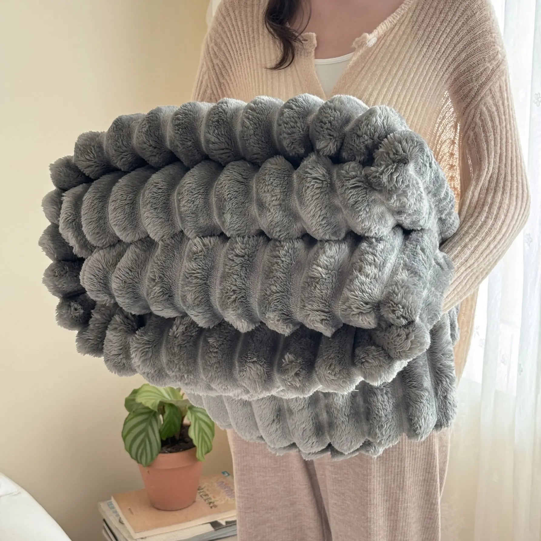 Thickened Material Suitable for Bedroom 1 Piece of Plush Blanket with Wide Terms, Solid Color Multifunctional Flannel Blanket