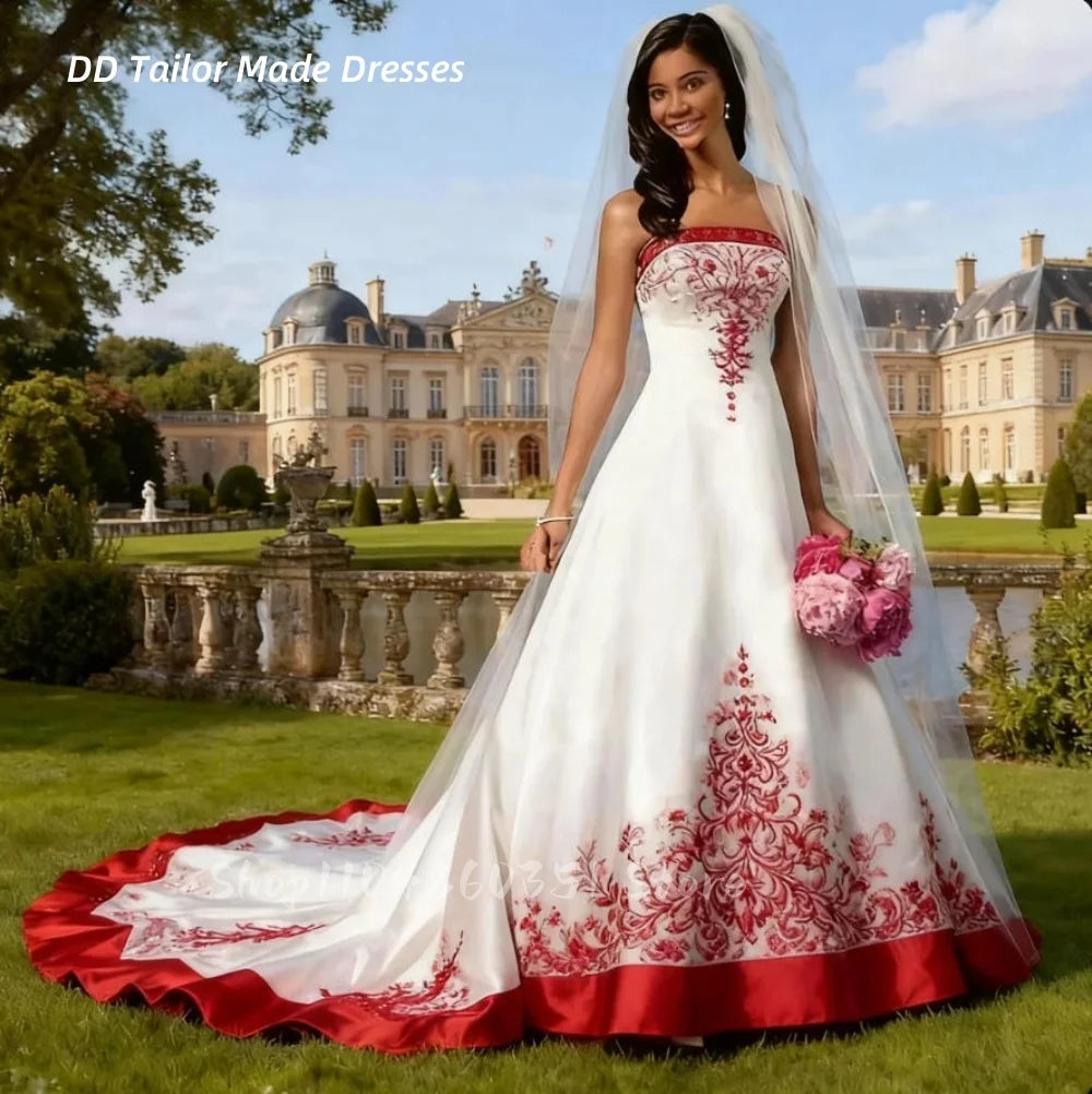 Vintage White And Red Wedding Dress Chapel Train Appliques Strapless Satin A-Line Bridal Gowns Back Lace-Up Customized Vestidos Main image