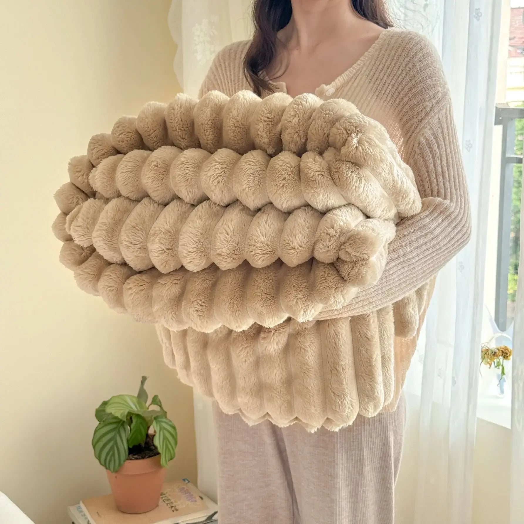 Thickened Material Suitable for Bedroom 1 Piece of Plush Blanket with Wide Terms, Solid Color Multifunctional Flannel Blanket