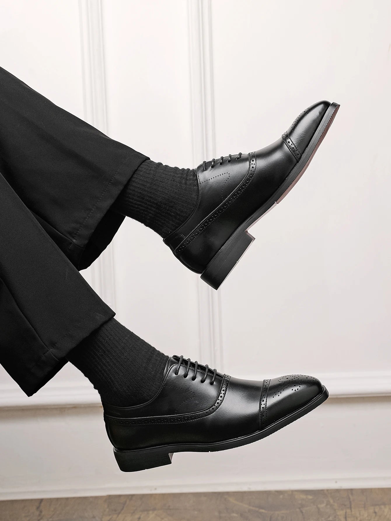 Oxfords Men Shoes Red Sole Fashion Business Casual Party Banquet Daily Retro Carved Lace-up Brogue Dress Shoes