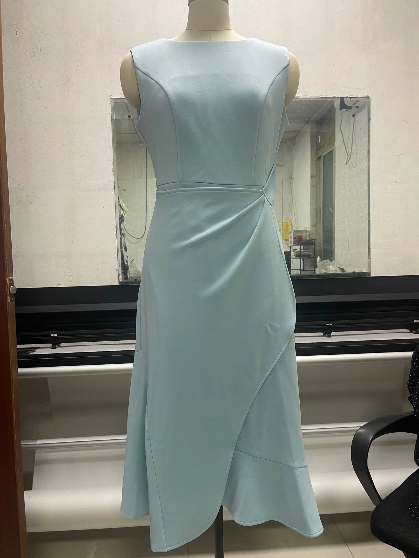 Women Sleeveless Solid Color Round Neck Midi Dress Elegant Slim Fit Formal Party Outfit Fashion 2025 New Arrival