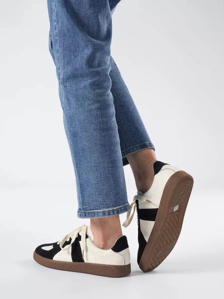 Gloria Sneakers: Stylish Comfort for Any Adventure